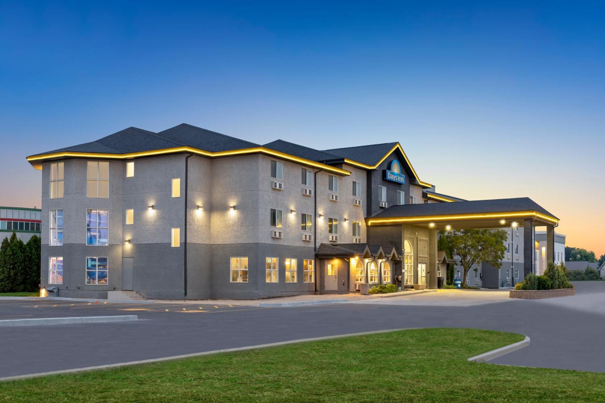 Days Inn By Wyndham Steinbach Exterior foto