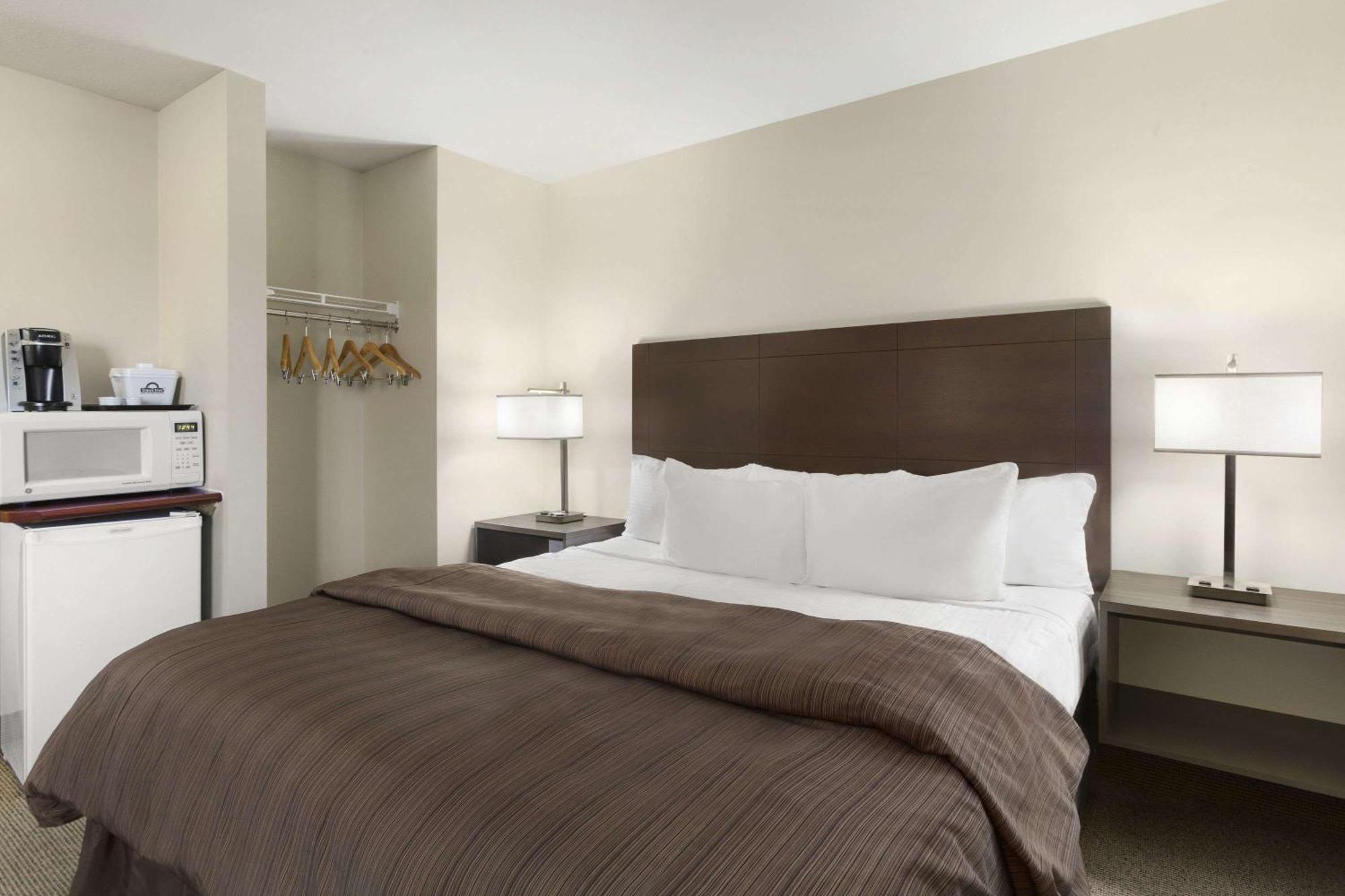 Days Inn By Wyndham Steinbach Exterior foto